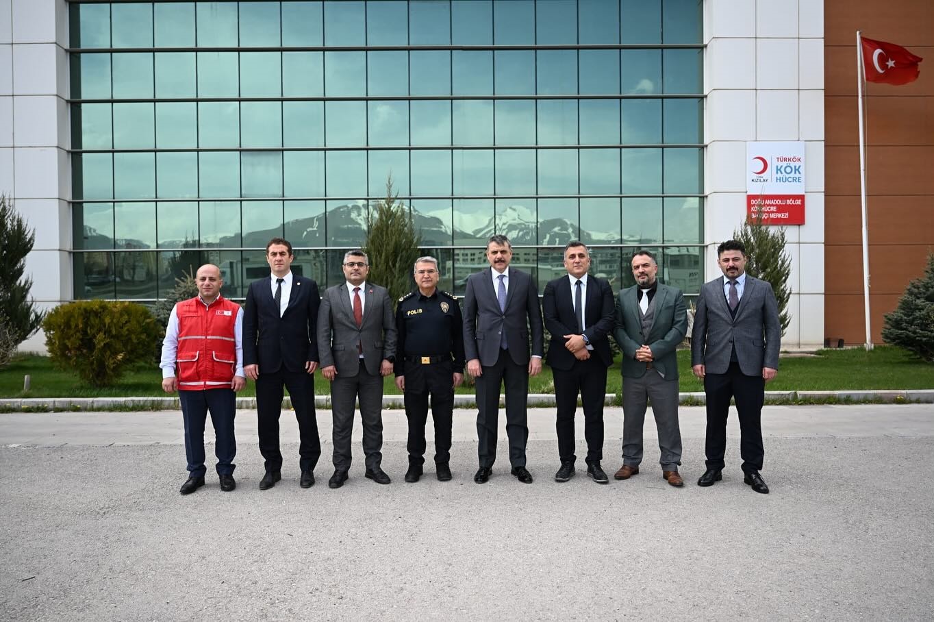 Vali &Ccedil;ift&ccedil;i, Doğu Anadolu B&ouml;lge Kan Merkezi&rsquo;ni ziyaret etti
