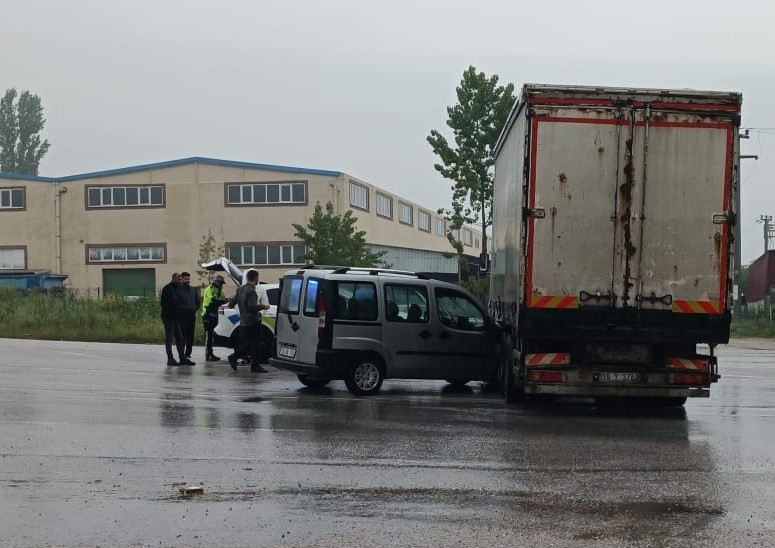 Bursa’da hafif ticari araç kamyonla çarpıştı: 1 yaralı