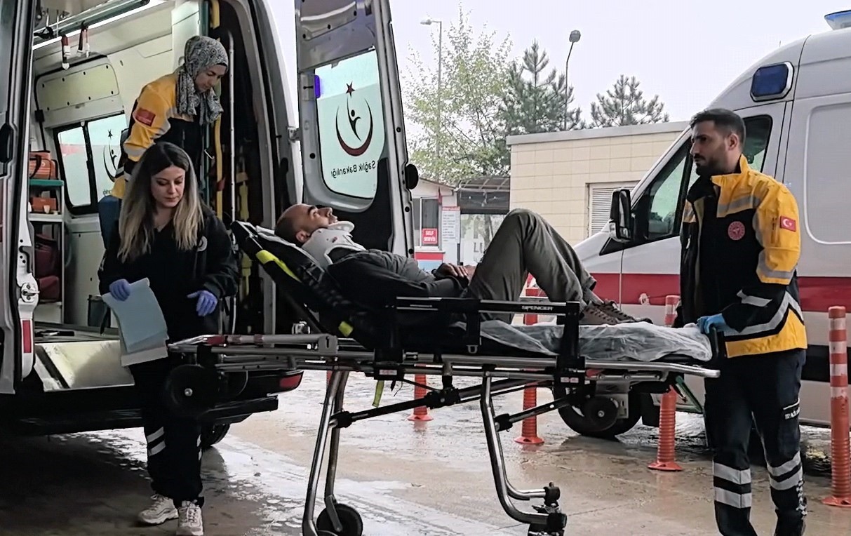 Bursa&rsquo;da hafif ticari ara&ccedil; kamyonla &ccedil;arpıştı: 1 yaralı
