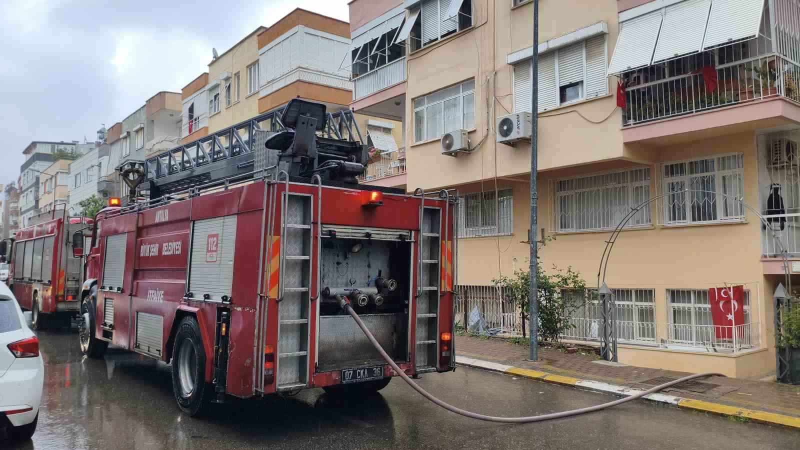 Antalya’da apartmanın kömürlüğündeki yangın korkuttu