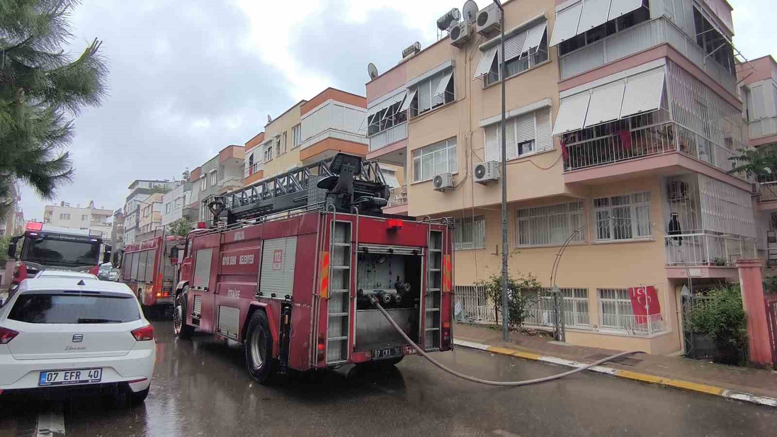 Antalya&rsquo;da apartmanın k&ouml;m&uuml;rl&uuml;ğ&uuml;ndeki yangın korkuttu
