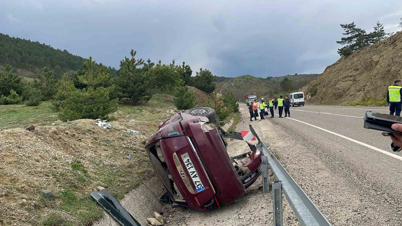 Kastamonu’da virajı alamayan otomobil şarampole devrildi: 3 yaralı