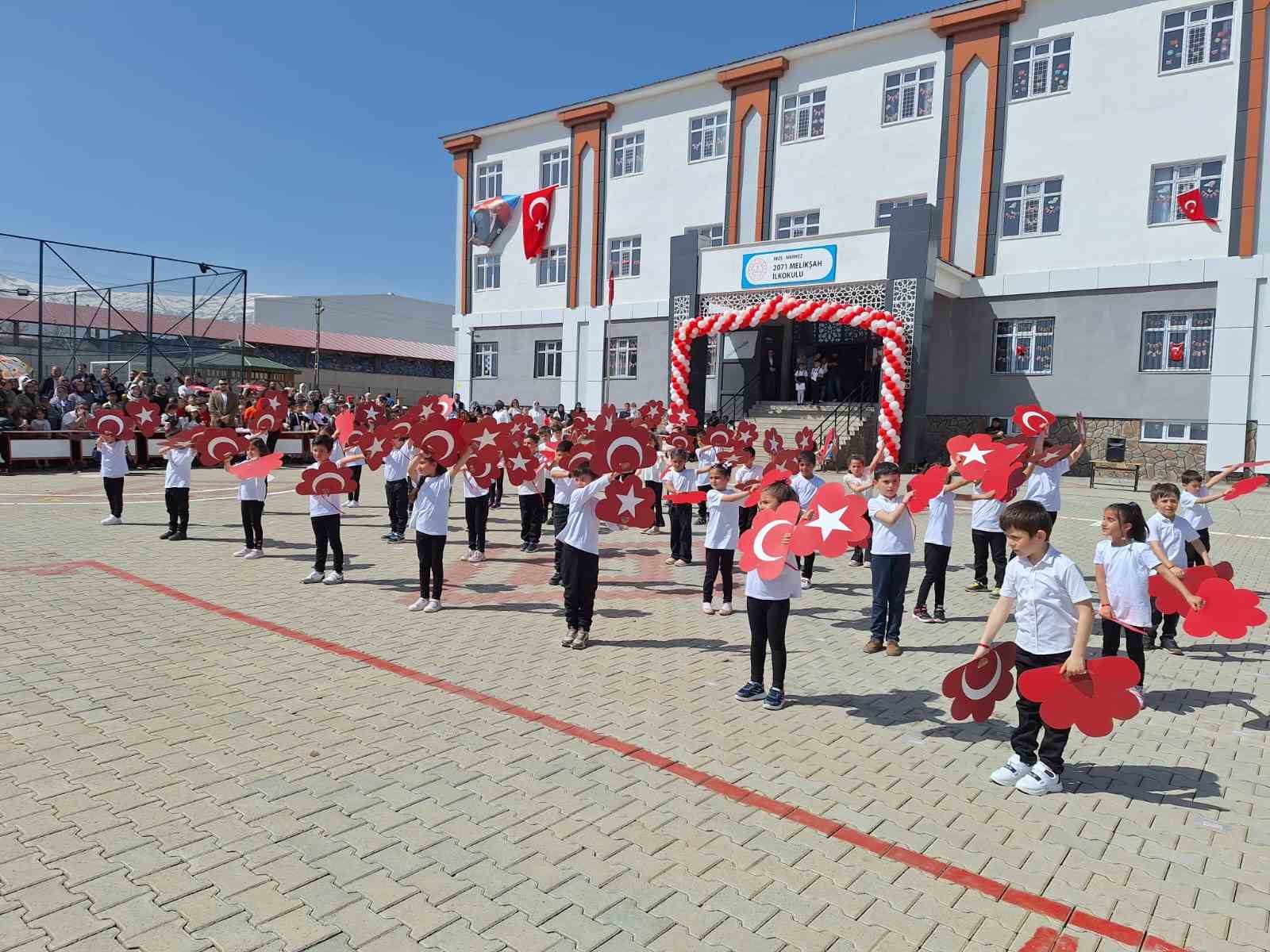 Miniklerden 23 Nisan gösterisi