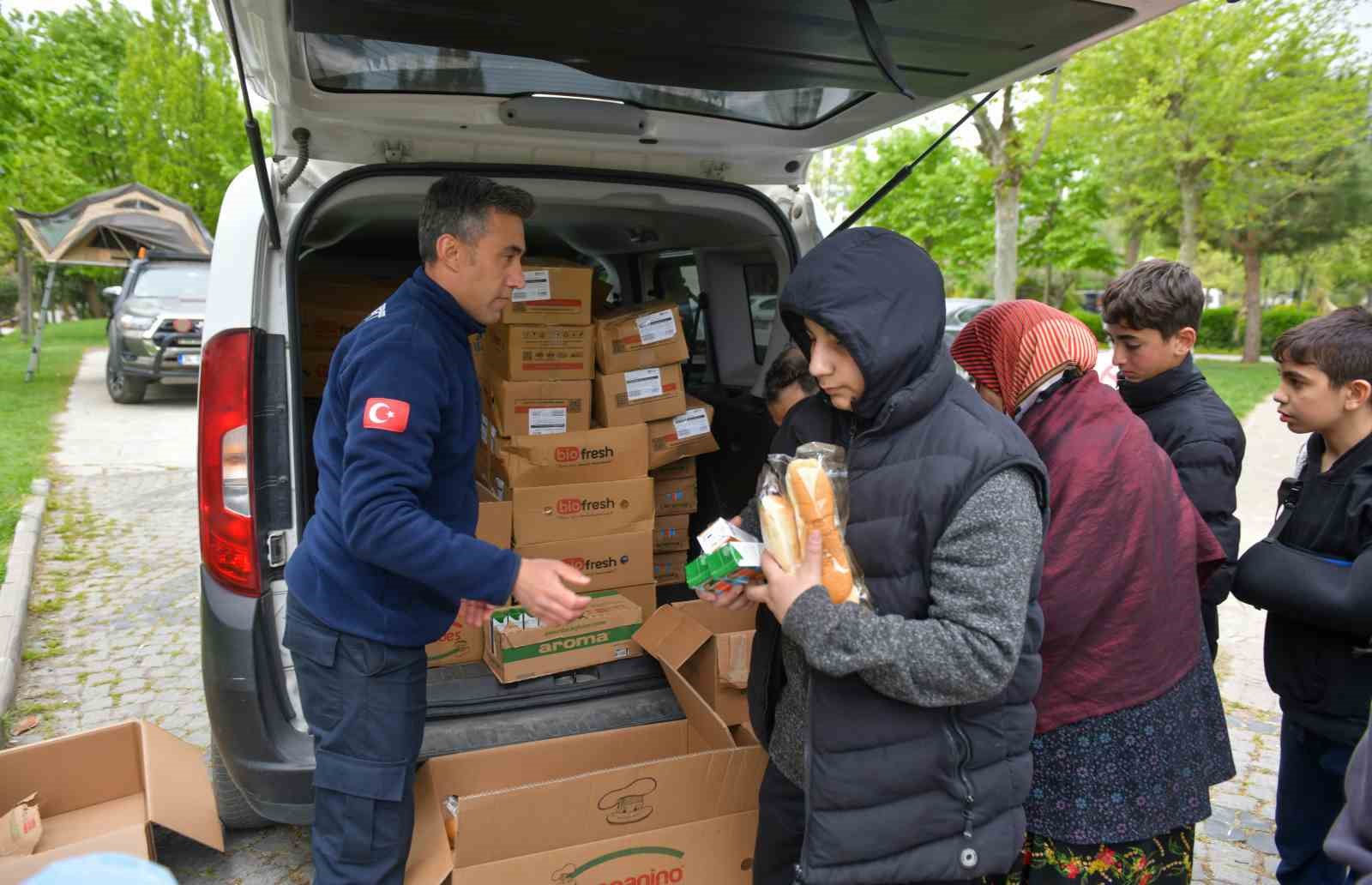 Esenyurt Belediyesi’nden vatandaşlara tam destek sürüyor