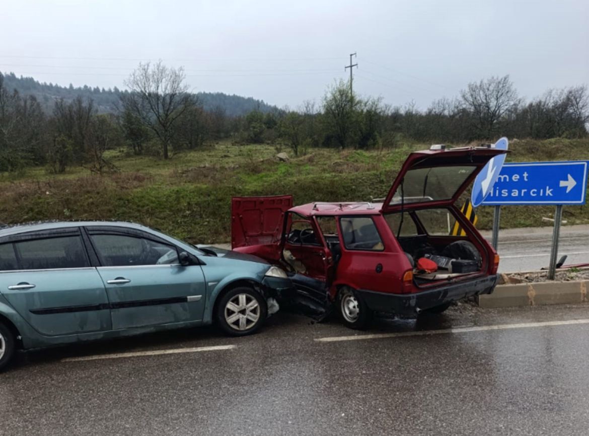 Tavşanlı’da iki otomobil çarpıştı: 1 ölü, 1 yaralı