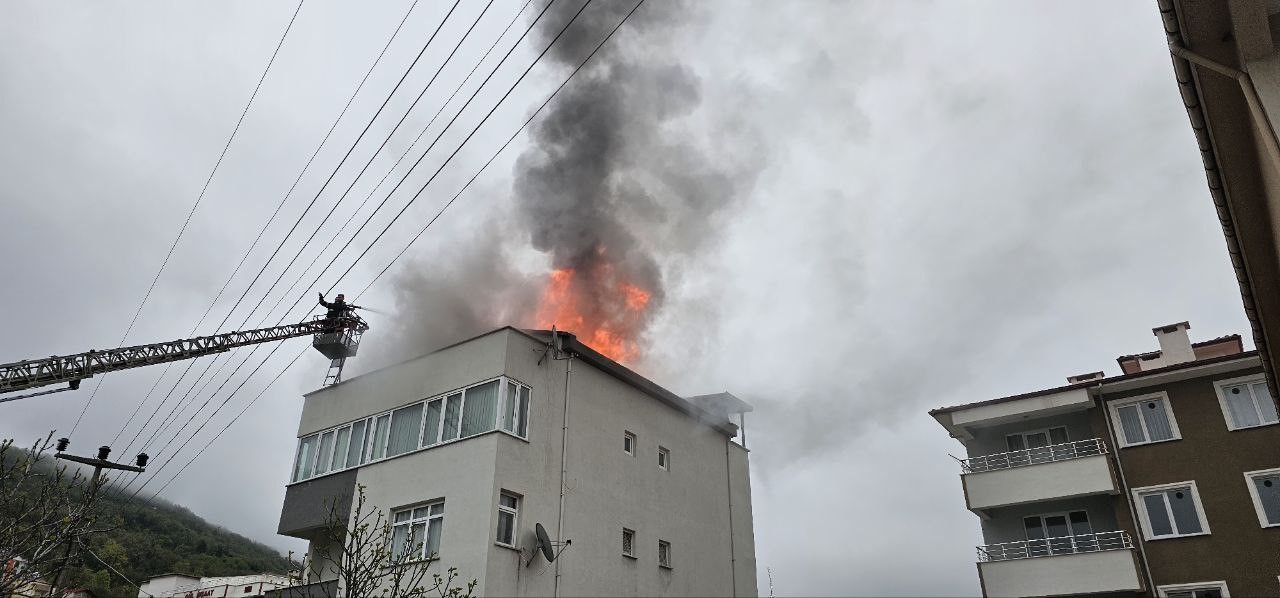 Kastamonu’da korkutan çatı yangını