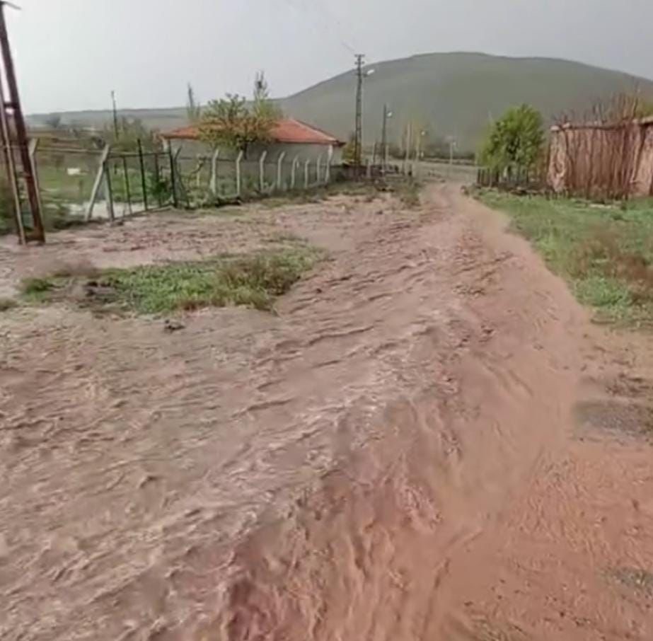 Kulu’da şiddetli dolu ve yağmur yağışı