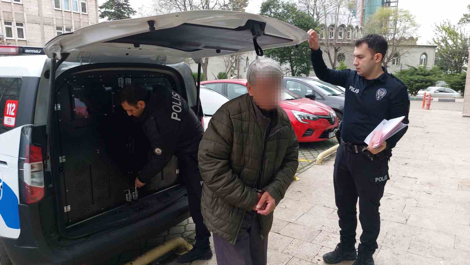 Yaşlı adam parkta oturan üniversite öğrencisi kızı tacizden gözaltına alındı