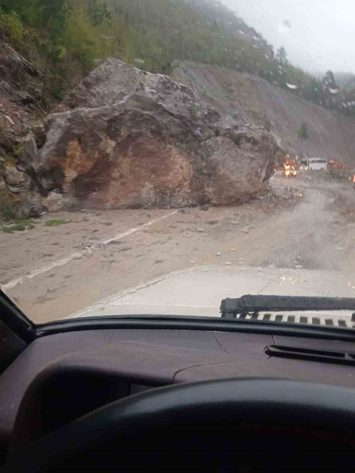 Kastamonu-Cide karayolunda heyelan meydana geldi
