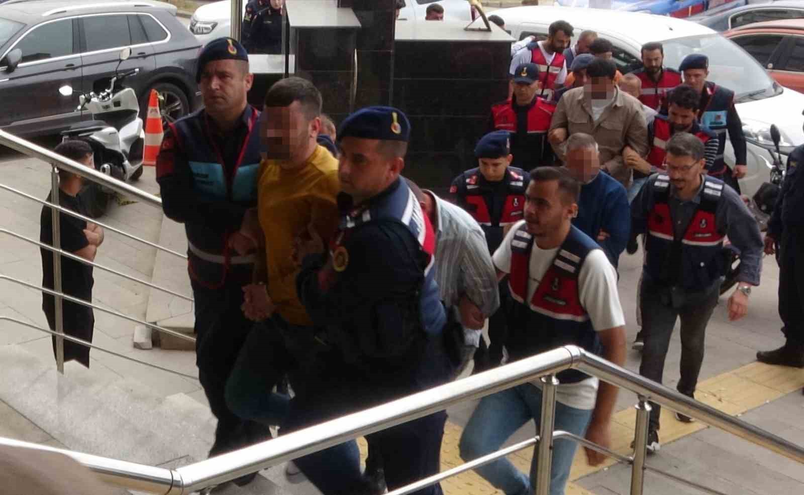 Mersin&rsquo;de uyuşturucu tacirlerine &ccedil;ifte operasyon: 15 tutuklama
