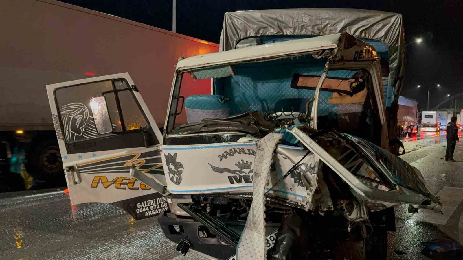 Tır ile kamyonun &ccedil;arpıştığı kazada 2 kişi yaralandı
