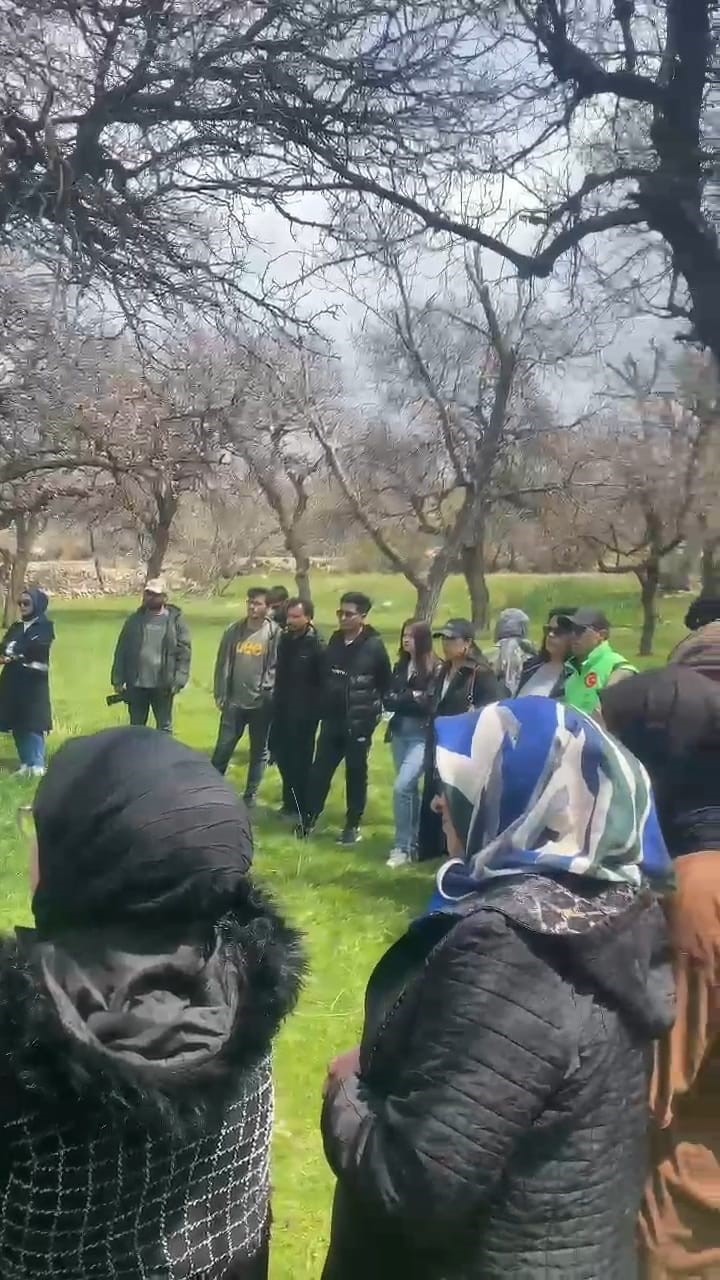 Doğaseverler zerrinkadeh &ccedil;i&ccedil;eğine dikkat &ccedil;ekmek i&ccedil;in y&uuml;r&uuml;d&uuml;
