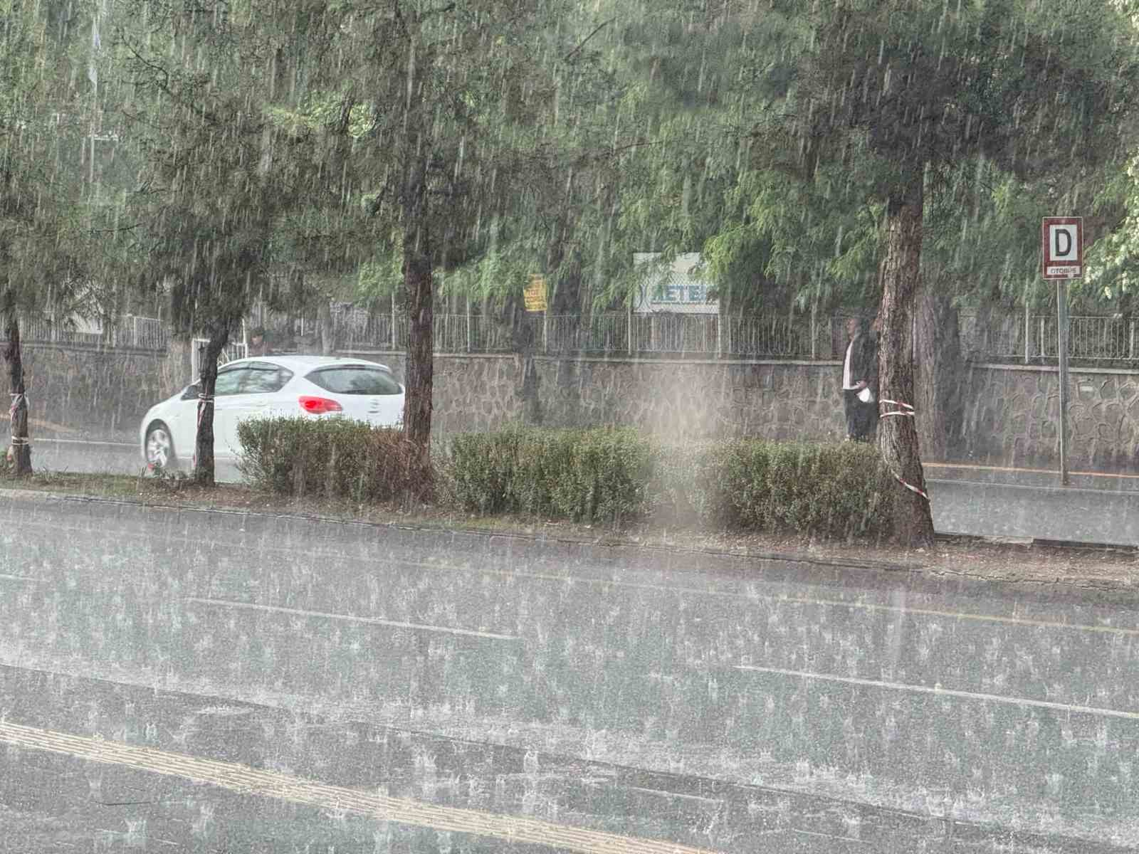 Diyarbakır’da sağanak hayatı felç etti