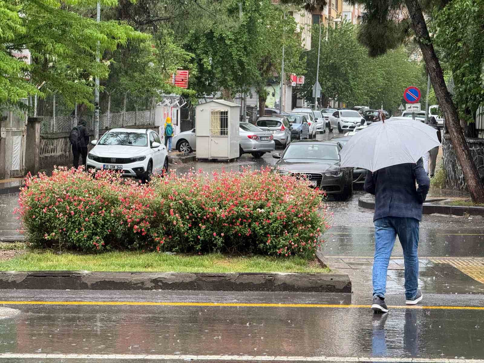 Diyarbakır’da sağanak hayatı felç etti