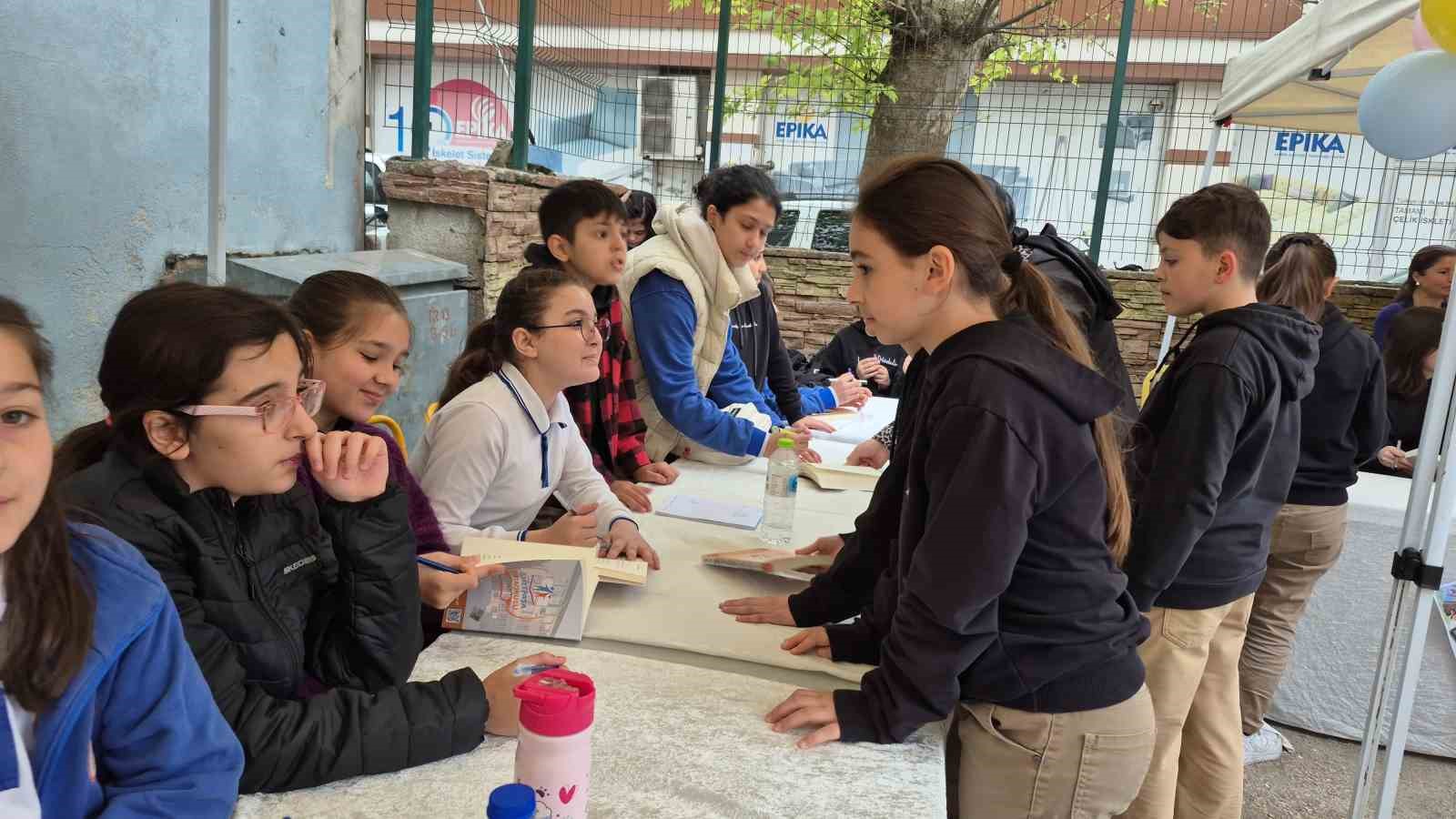 Küçük yazarların imza günü heyecanı