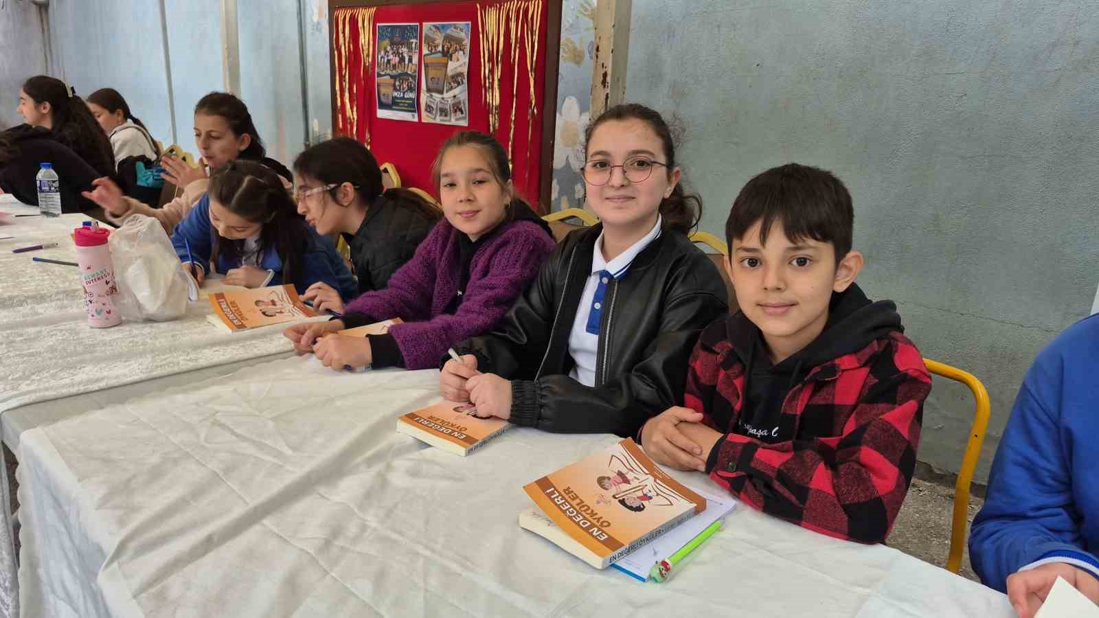 Küçük yazarların imza günü heyecanı