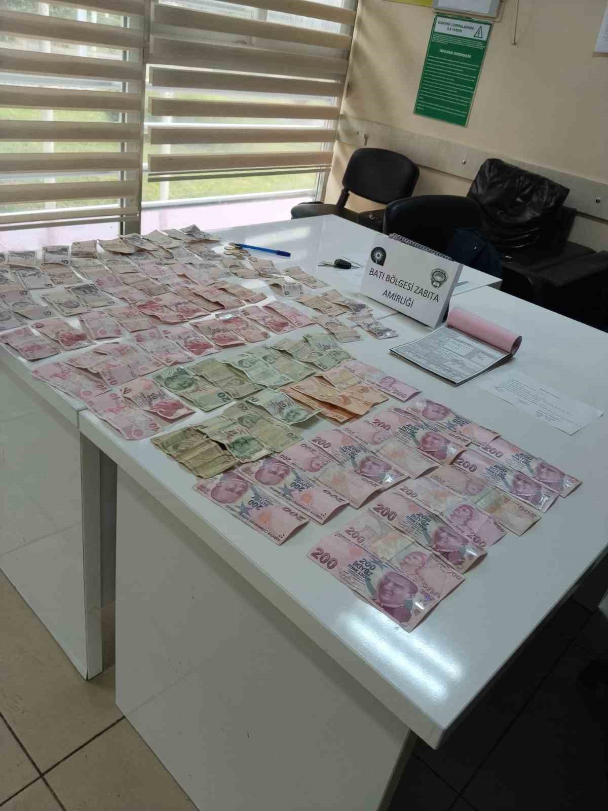 Hastane &ouml;n&uuml;nde dilencilik yapan kadının &uuml;zerinden 4 bin lira &ccedil;ıktı
