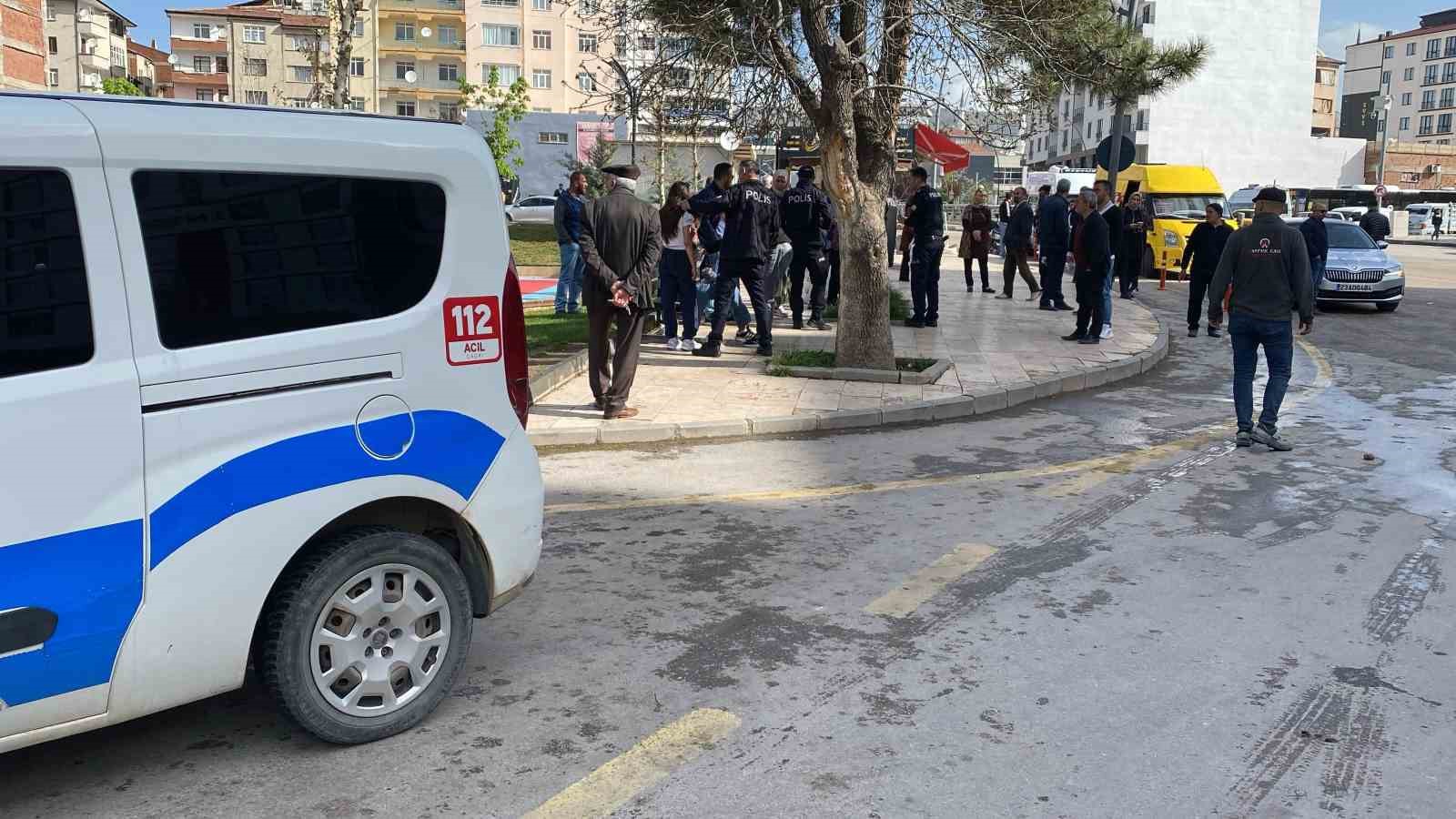 Husumetlisini cadde ortasında bıçakla yaraladı