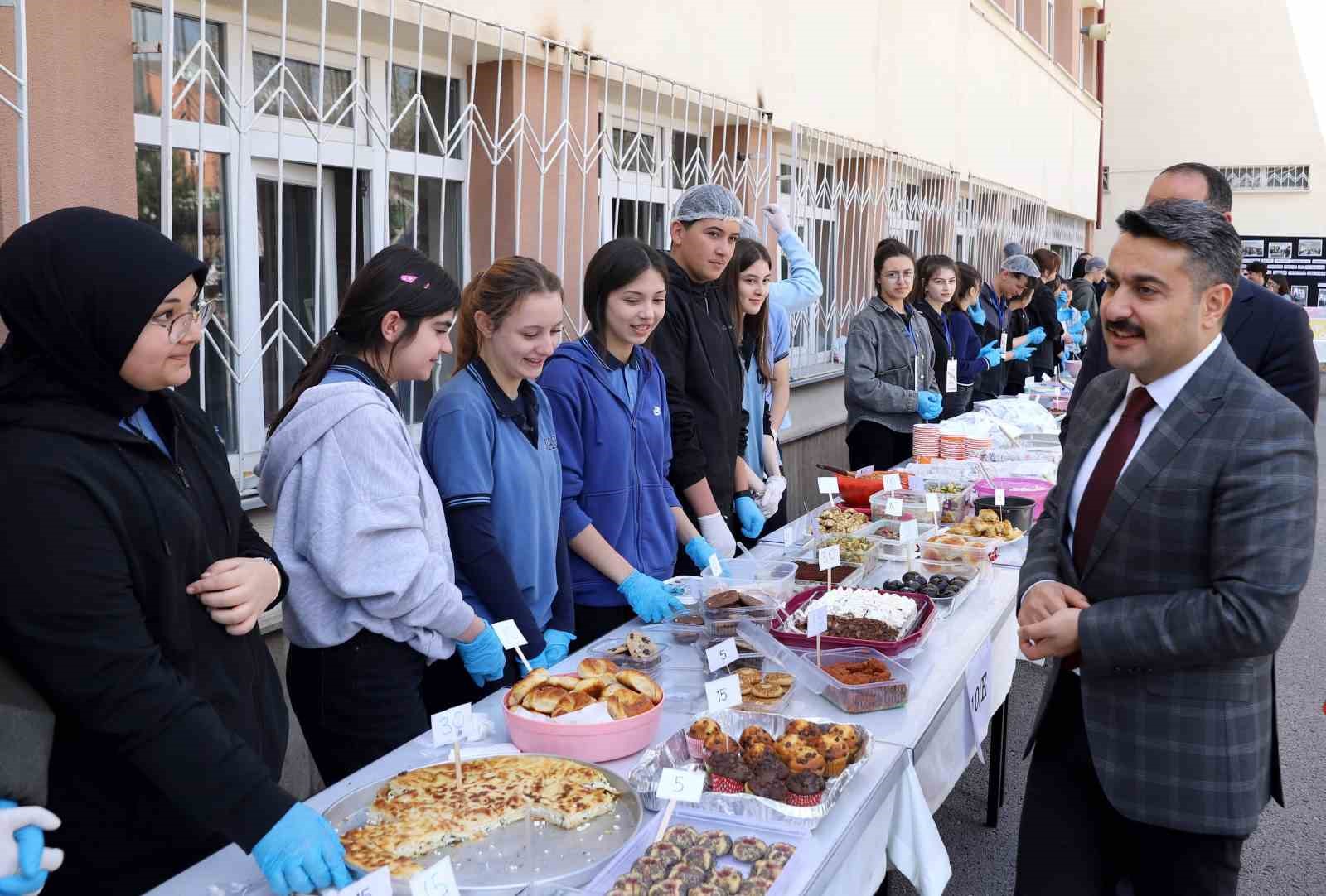 Lise öğrencileri kardeş okul için hayır panayırı düzenledi