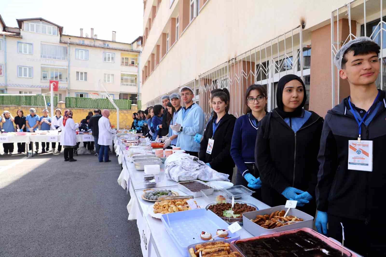 Lise &ouml;ğrencileri kardeş okul i&ccedil;in hayır panayırı d&uuml;zenledi
