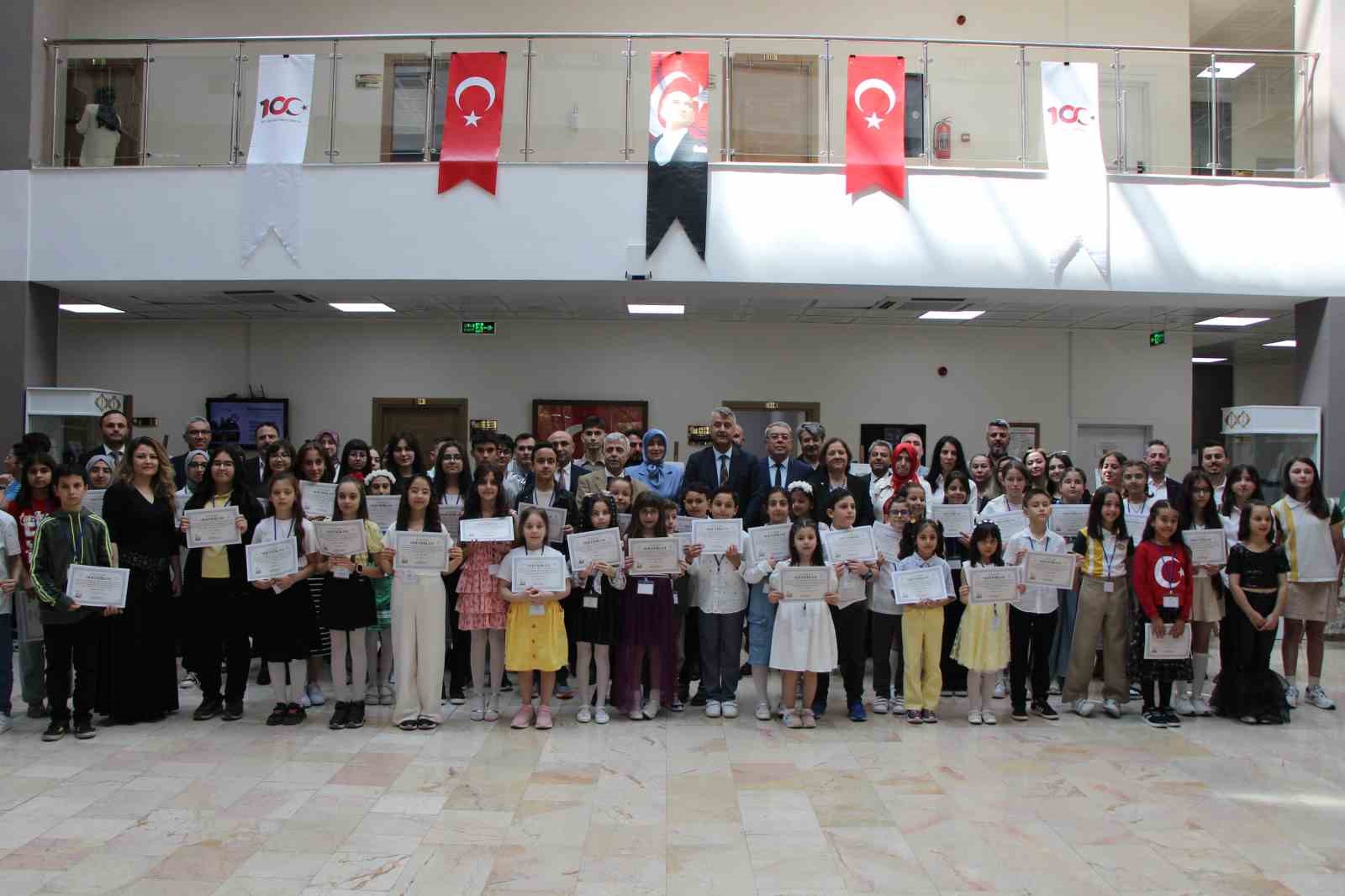 &rsquo;Amasya &ccedil;i&ccedil;ekleri&rsquo; tablolarda a&ccedil;tı
