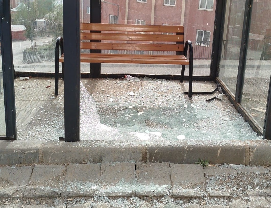 Hakkari’de park ve duraklara zarar verildi