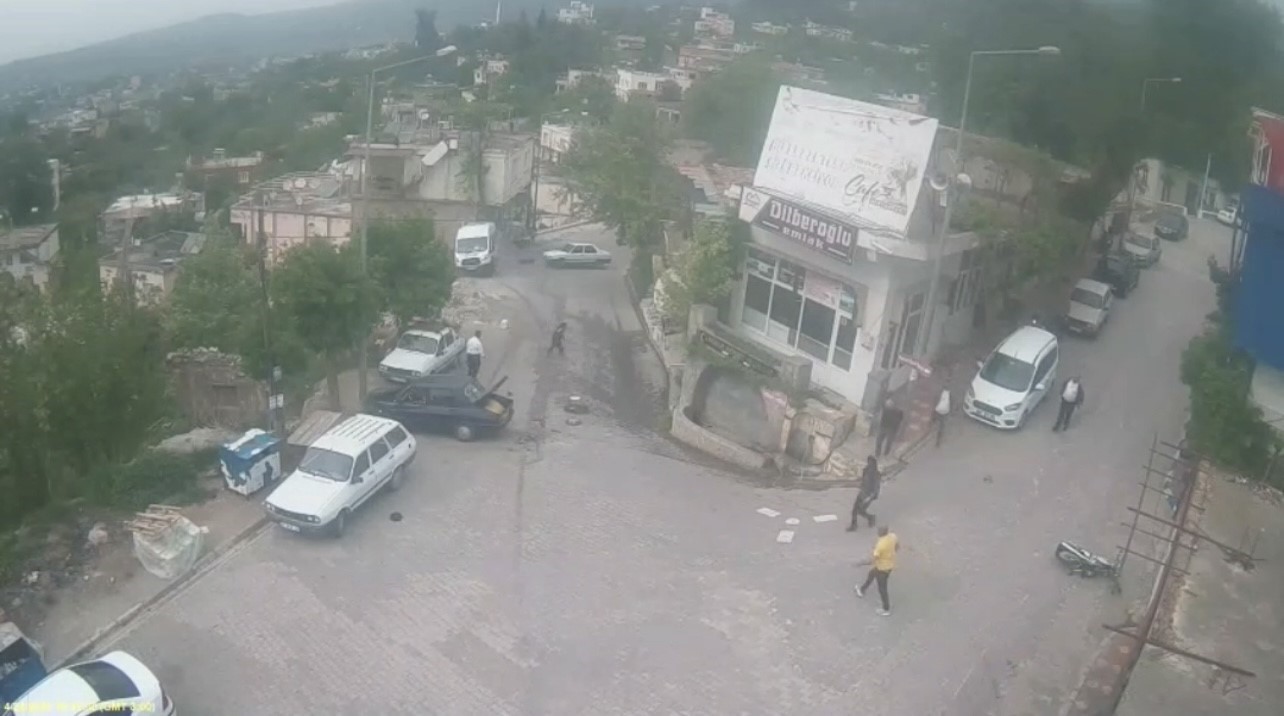 Osmaniye’de 9’u öğrenci 11 kişinin yaralandığı kaza güvenlik kamerasında