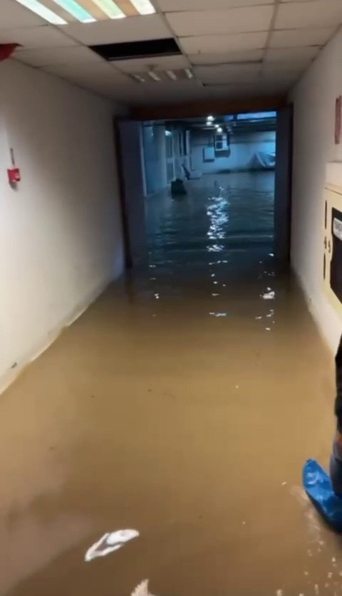 Sağanak yağış CHP&rsquo;li belediyeyi de vurdu: Bodrum katını su bastı
