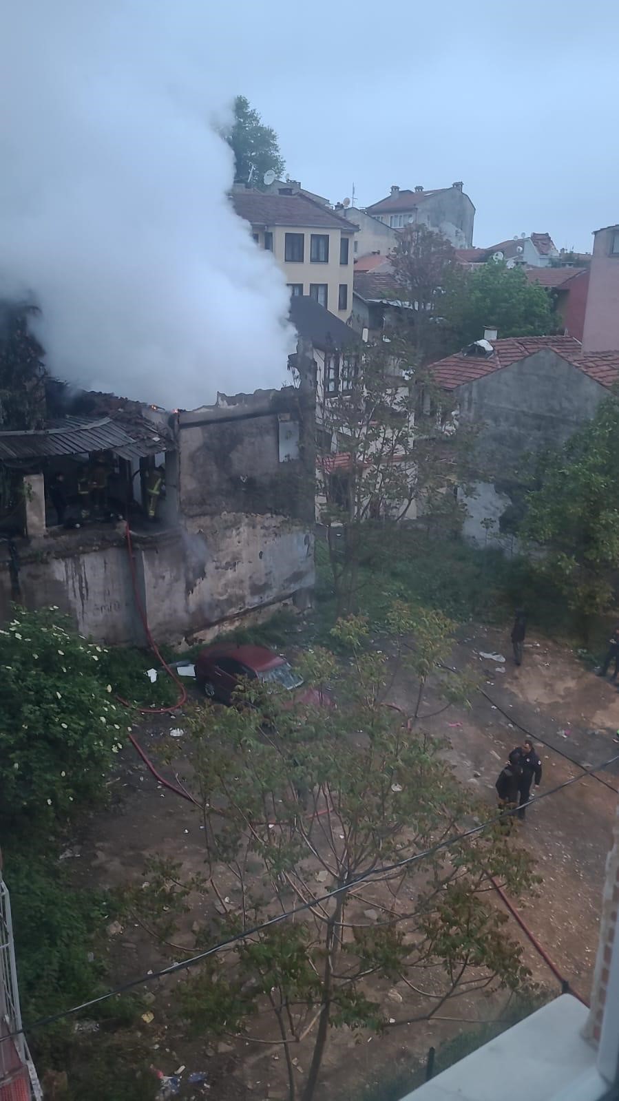 Bursa’da 2 katlı tarihi bina alevlere teslim oldu