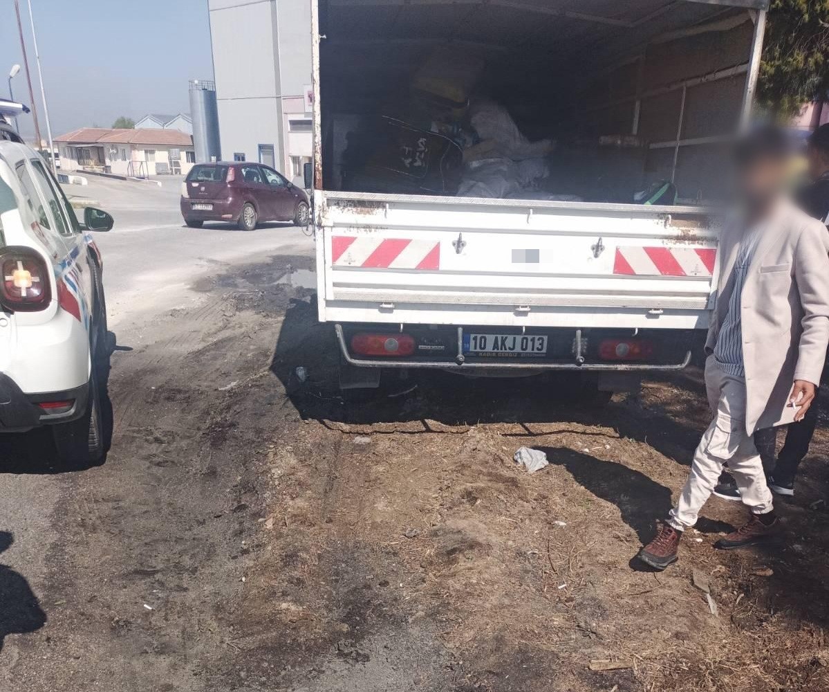 Manisa’da kamyonet kasasında 16 işçi taşıyan sürücüye ceza