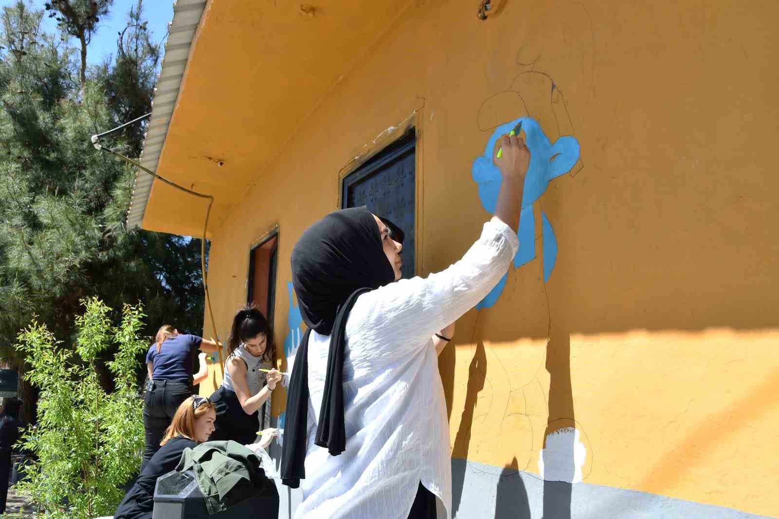 Köy okulunun duvarlarını boyadılar