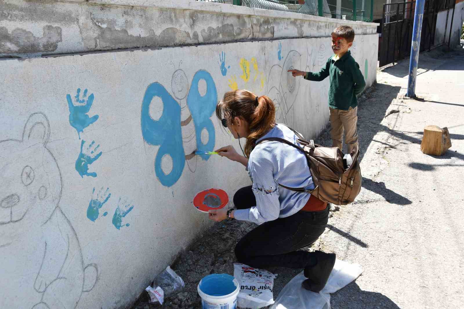 Köy okulunun duvarlarını boyadılar