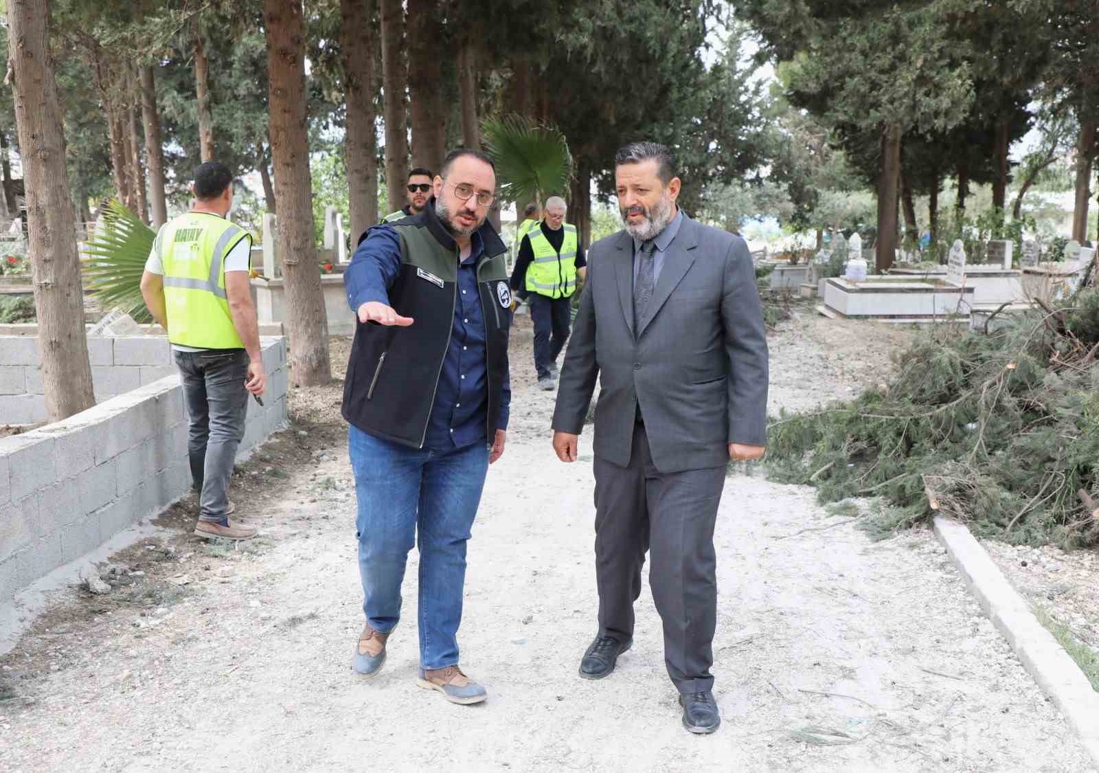 Armutlu mezarlığında bakım ve temizlik çalışması gerçekleştirildi