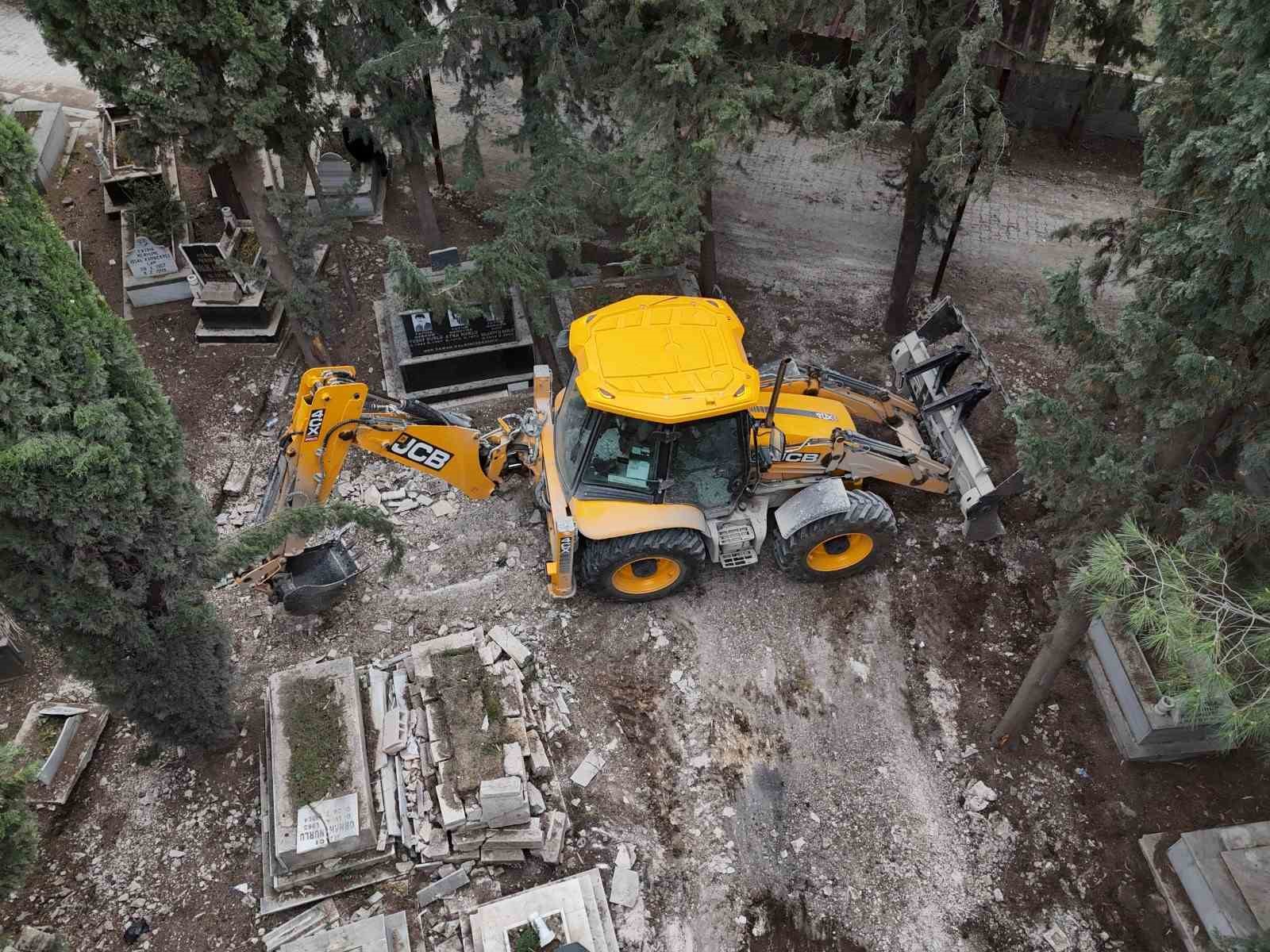 Armutlu mezarlığında bakım ve temizlik &ccedil;alışması ger&ccedil;ekleştirildi
