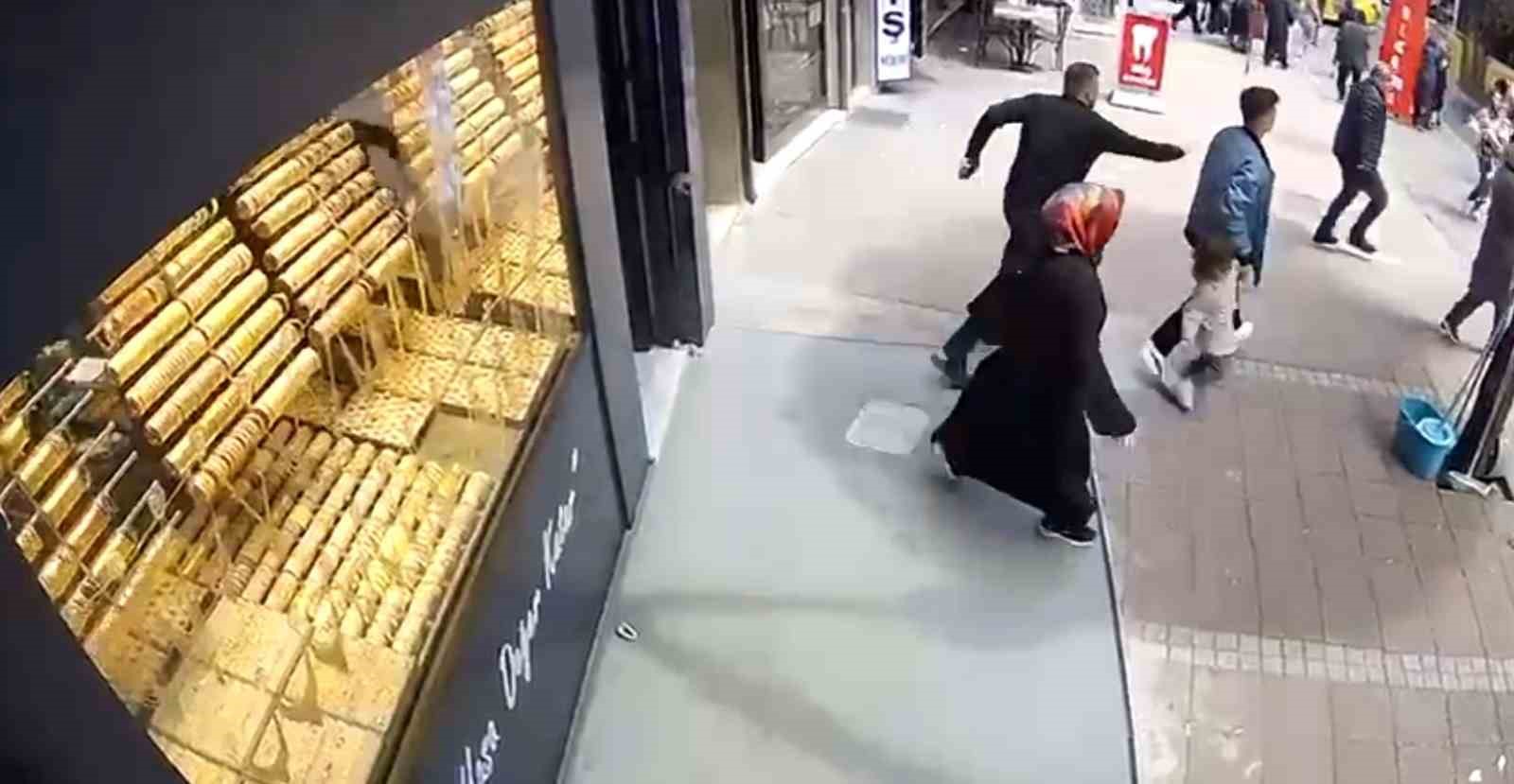 Gaziosmanpaşa’da deprem paniğiyle aşağı atlamak istedi: Vatandaşların "atlama" çığlıkları kameraya yansıdı