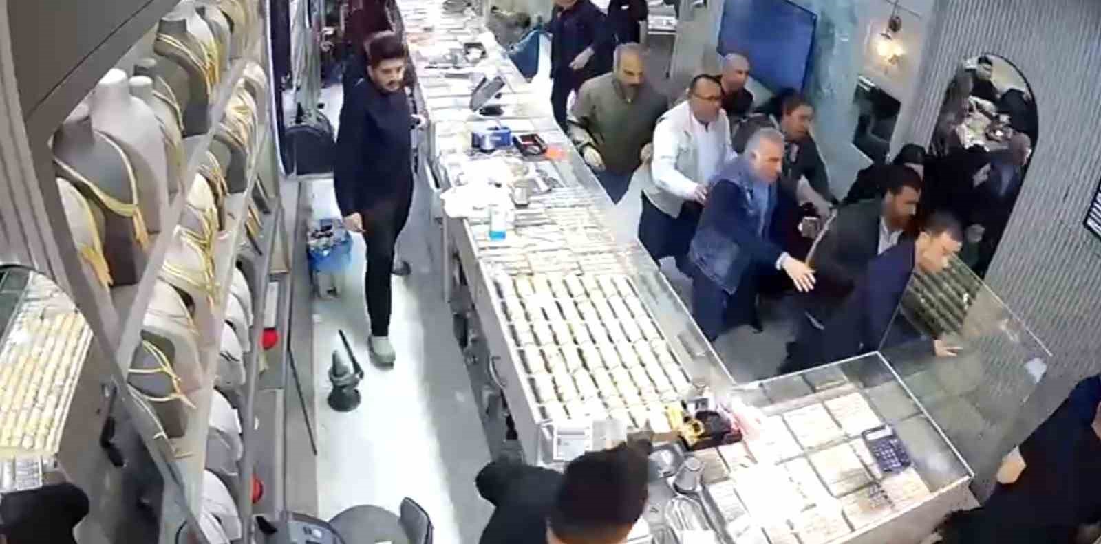 Gaziosmanpaşa&rsquo;da deprem paniğiyle aşağı atlamak istedi: Vatandaşların "atlama" &ccedil;ığlıkları kameraya yansıdı
