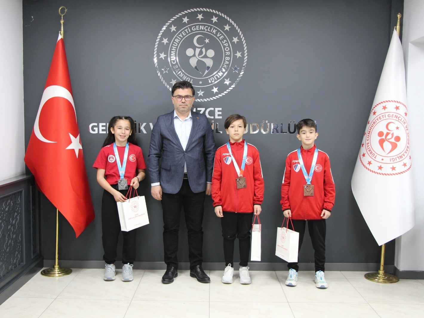 Başarılı sporcular ödüllendirildi
