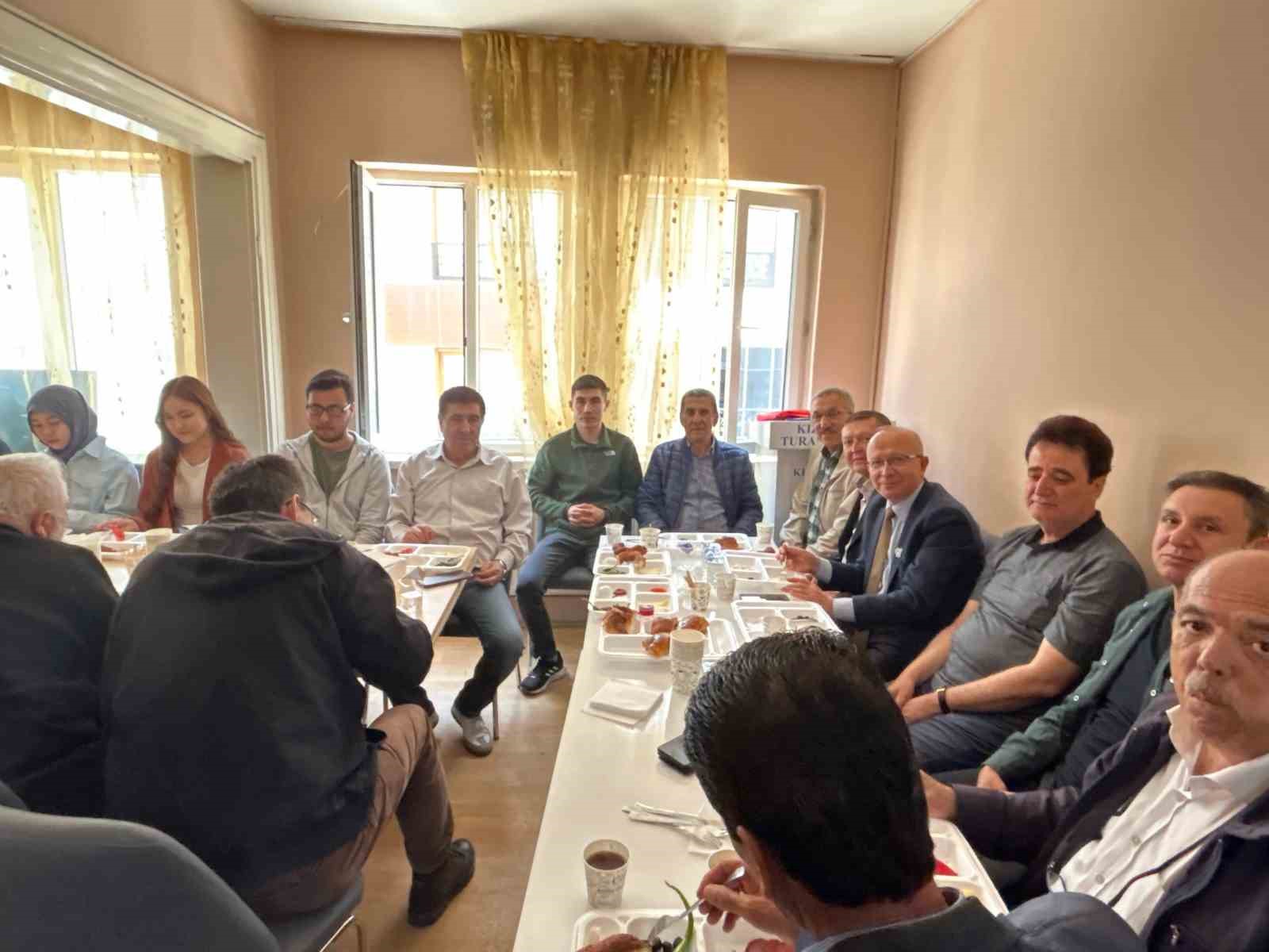 Eskişehir’de okuyan Türk Dünyası öğrenci temsilcileri kahvaltıda bir araya geldi