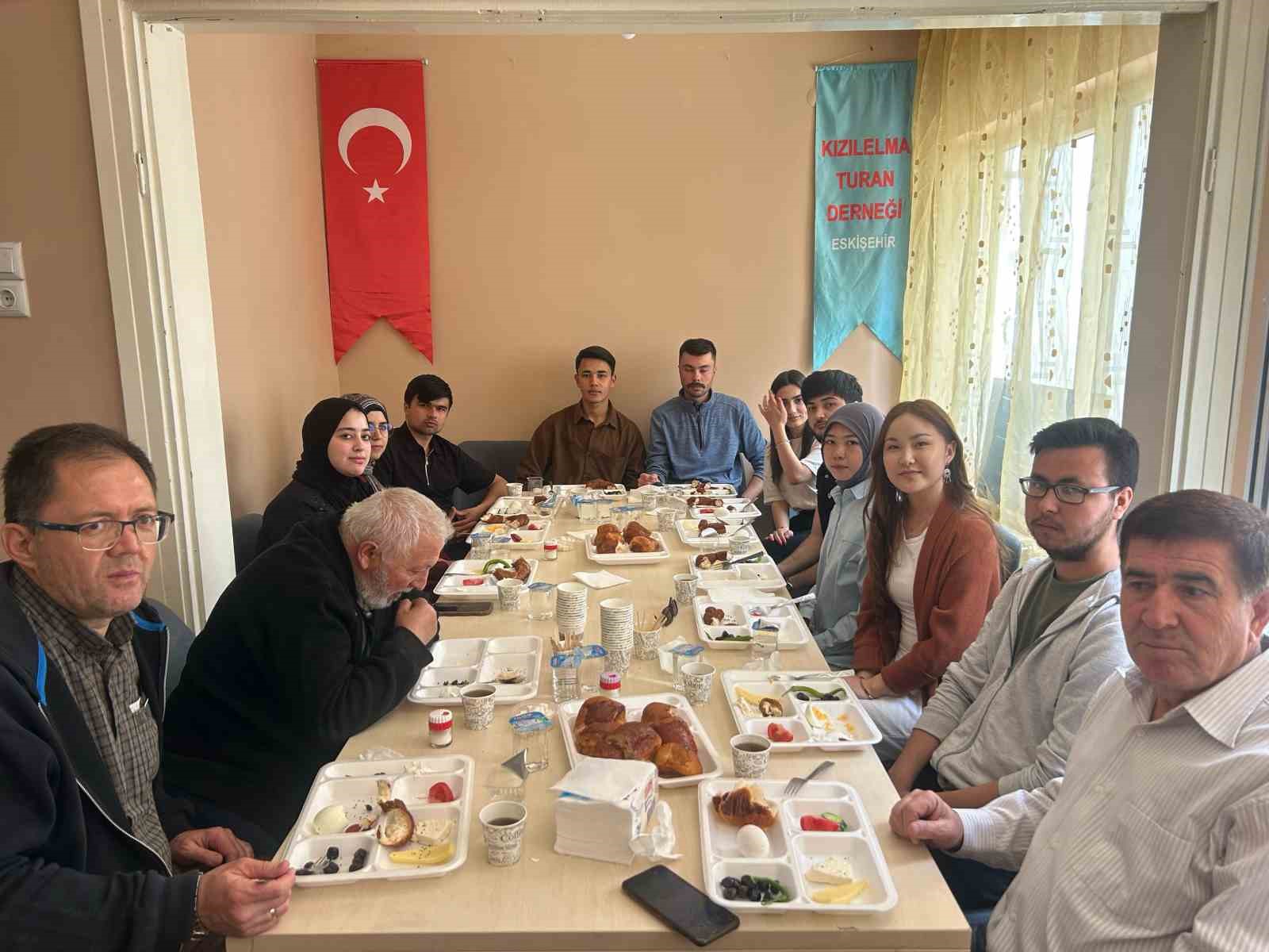 Eskişehir&rsquo;de okuyan T&uuml;rk D&uuml;nyası &ouml;ğrenci temsilcileri kahvaltıda bir araya geldi
