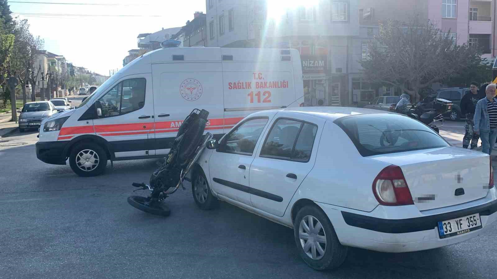 Karaman&rsquo;da otomobille &ccedil;arpışan motosiklet s&uuml;r&uuml;c&uuml;s&uuml; yaralandı
