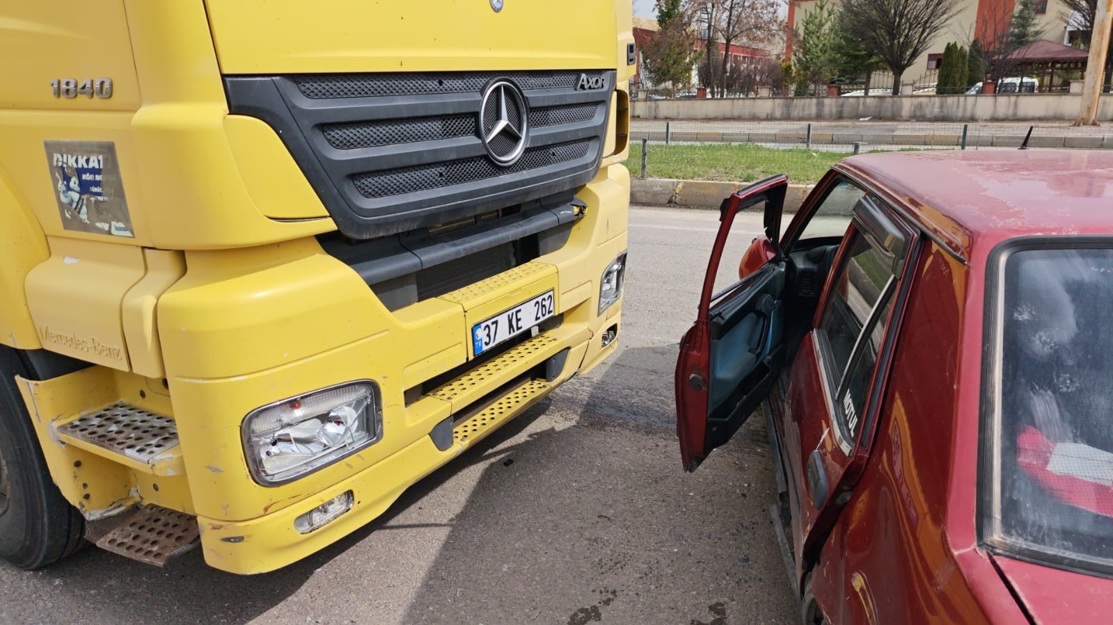 Aşkale&rsquo;de tır otomobili s&uuml;r&uuml;kledi: 3 yaralı
