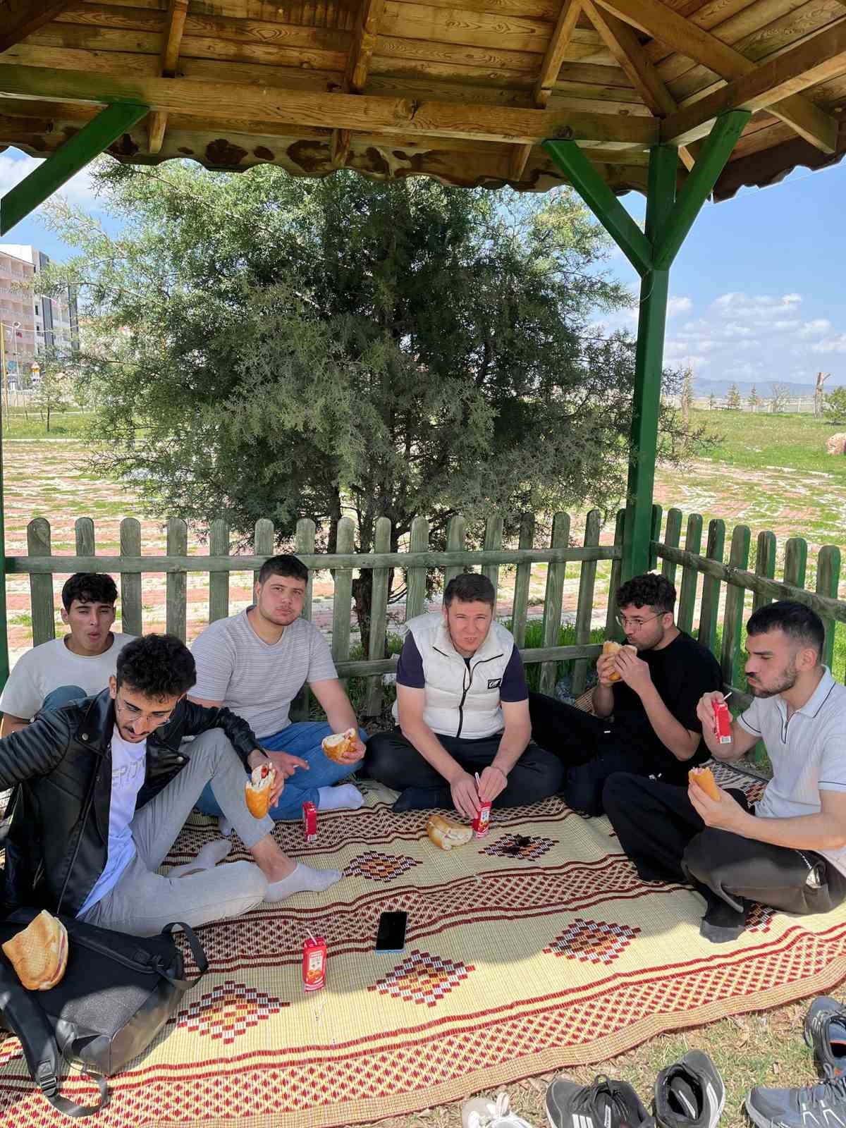 Afyonkarahisar’da üniversiteli gençler kaplıca etkinliğiyle stres attı