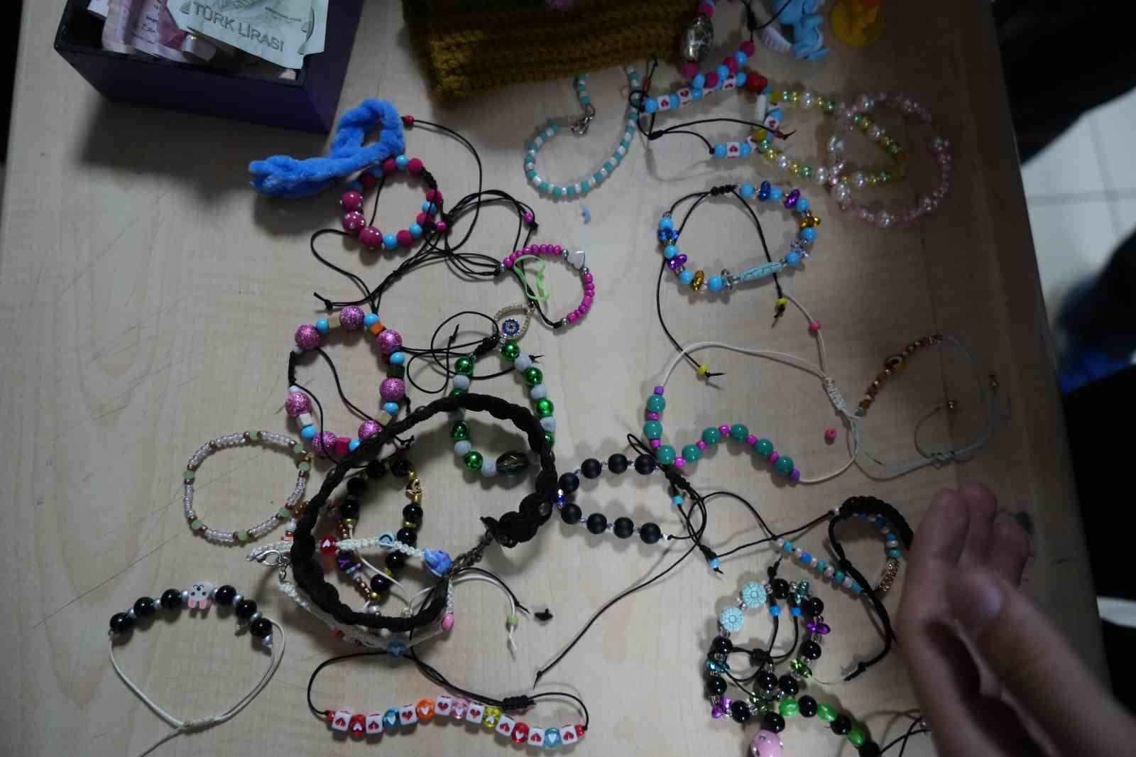 Minik kalplerden sosyal sorumluluk projesi: Gelirlerini bağış yapıyorlar
