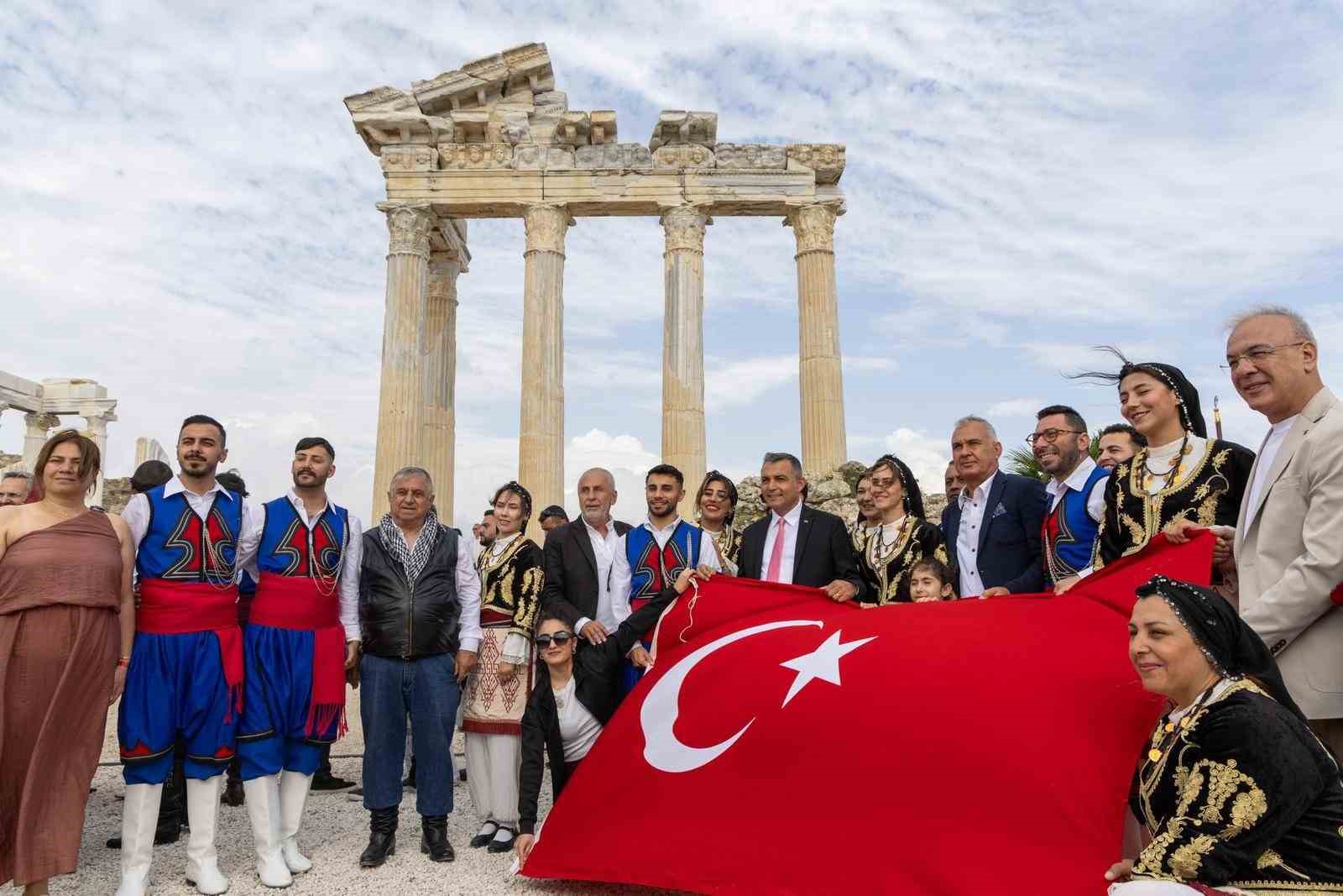 Girit’ten Side’ye kültür ve lezzet şöleni coşkulu başladı