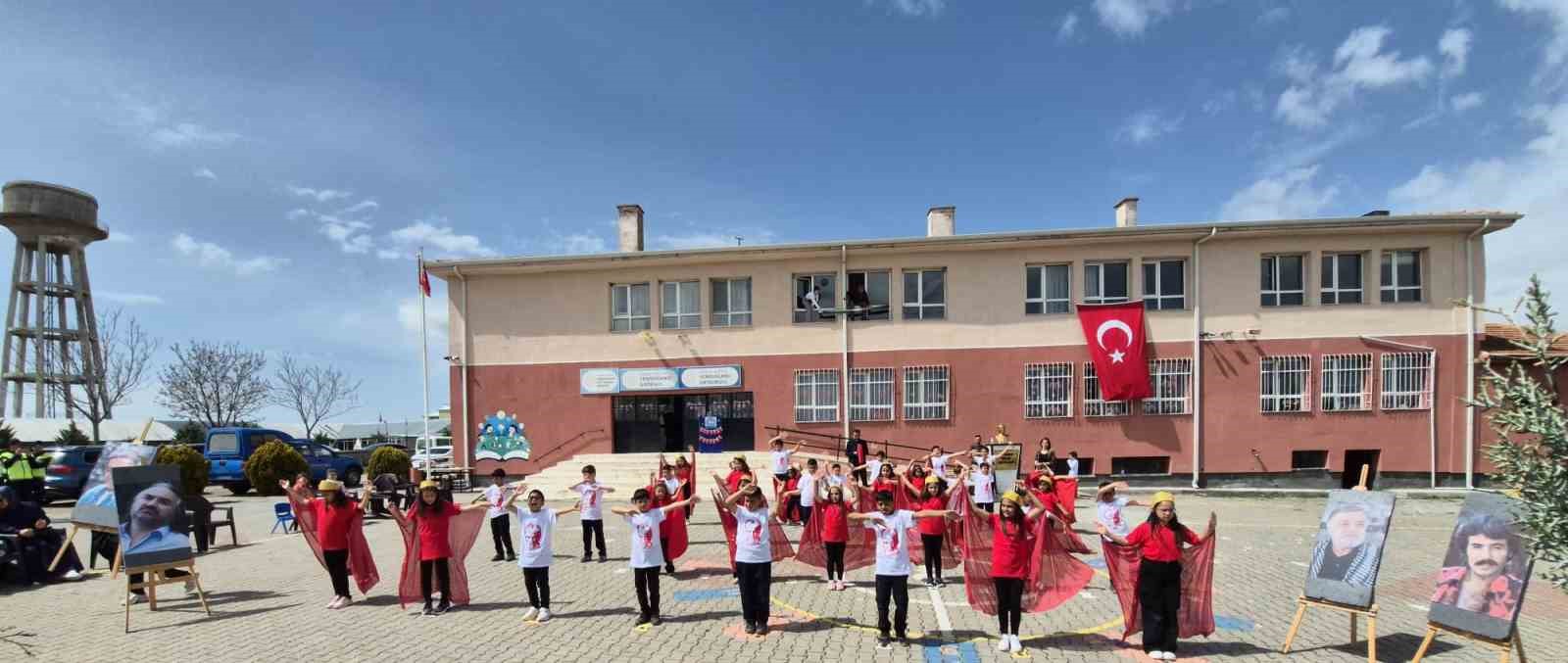 Kırşehirli öğrenciler, vefat eden sanatçıları andı