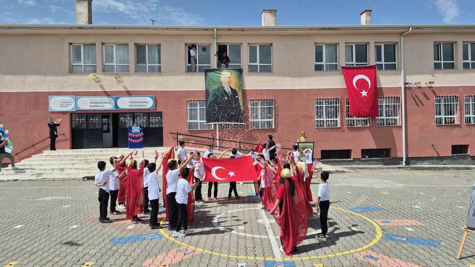 Kırşehirli öğrenciler, vefat eden sanatçıları andı