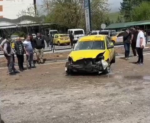 Bingöl’de otomobil refüje vurdu: 3 yaralı