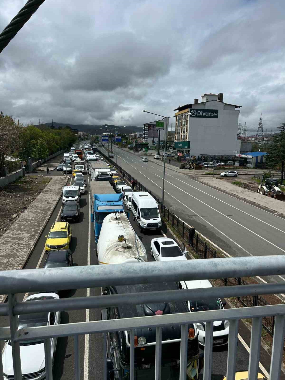 Bingöl’de otomobil refüje vurdu: 3 yaralı