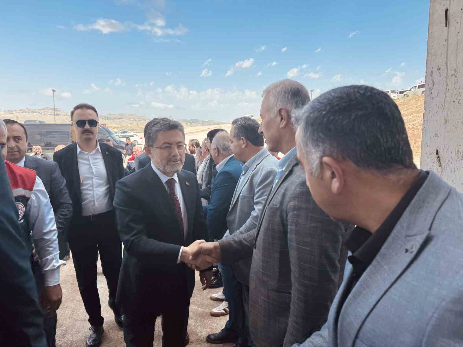 Bakan Yumaklı, Mardin’de tuz çalısı tesisini ziyaret etti

