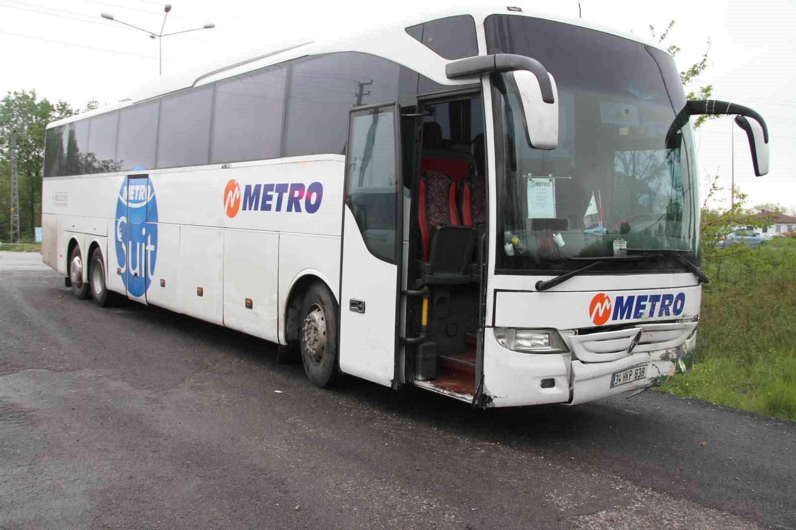 Yolcu otobüsü iki araca çarptı: 1 yaralı 
